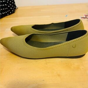 Women's Vivaia pointed flats in Olive Green